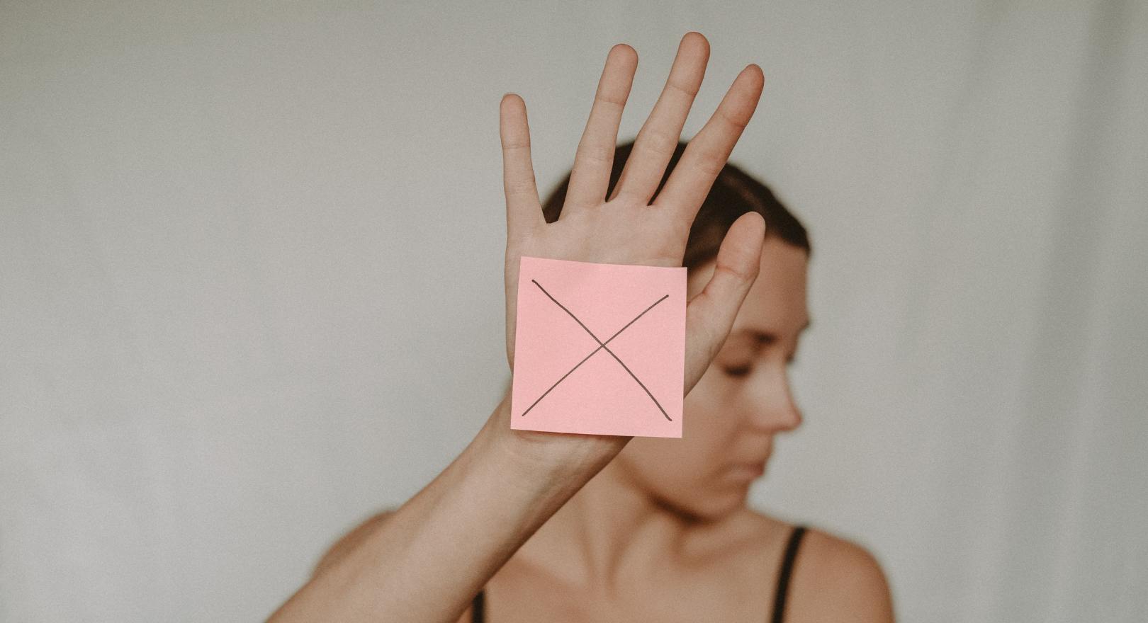 kobieta stosuje mechanizm wyparcia